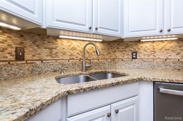 448 Ravencrest Lane 50, Westland, MI 48185