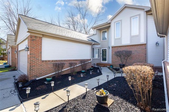 448 Ravencrest Lane 50, Westland, MI 48185