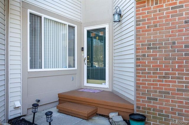 448 Ravencrest Lane 50, Westland, MI 48185