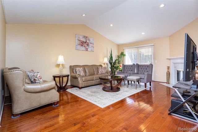 448 Ravencrest Lane 50, Westland, MI 48185