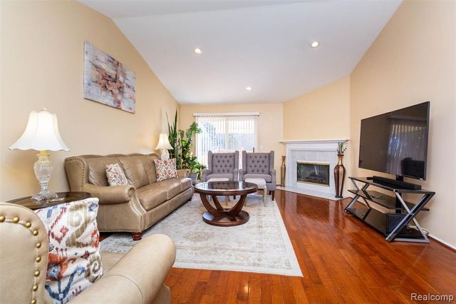448 Ravencrest Lane 50, Westland, MI 48185