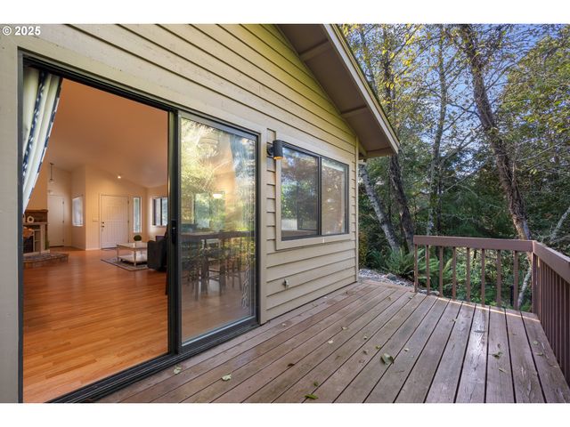 1734 ARCH Ln, Brookings, OR 97415