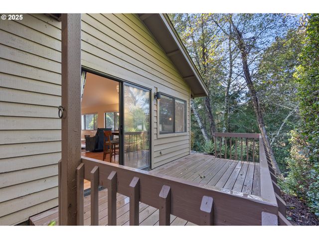 1734 ARCH Ln, Brookings, OR 97415