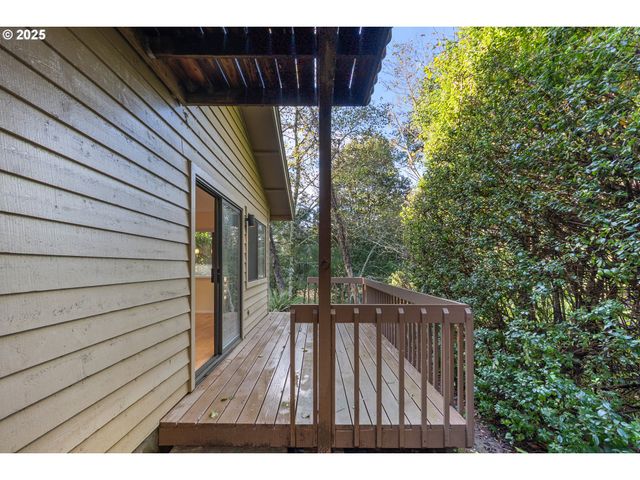 1734 ARCH Ln, Brookings, OR 97415