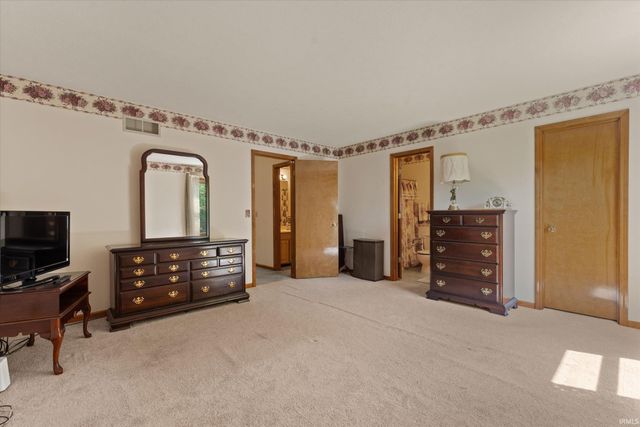 4207 Hunter Run Circle, South Bend, IN 46628