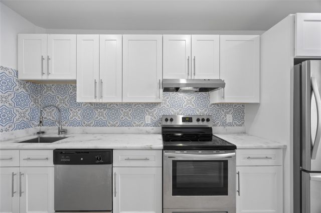 412 SE 16th St 2, Fort Lauderdale, FL 33316