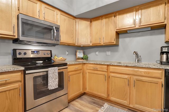 61101 Greenwood Drive, South Lyon, MI 48178