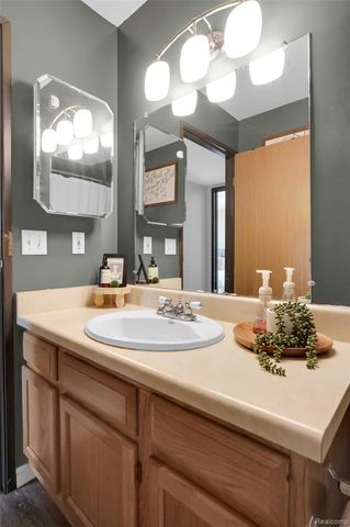 61101 Greenwood Drive, South Lyon, MI 48178