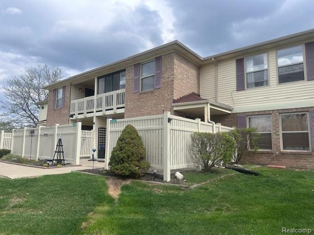 61101 Greenwood Drive, South Lyon, MI 48178