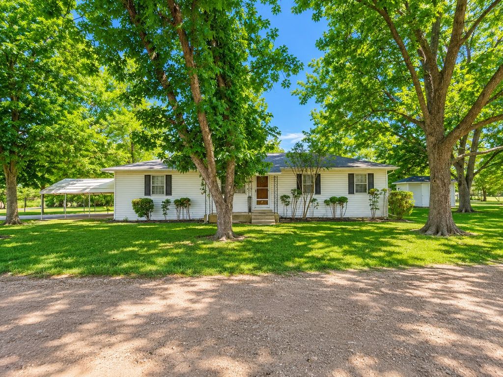310 SW 7th Street, Kerens, TX 75144