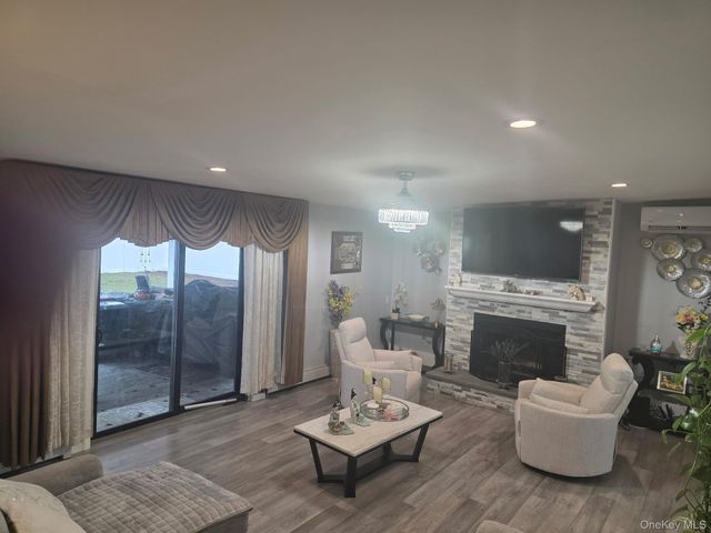 9 Torrey Pine Lane, Medford, NY 11763