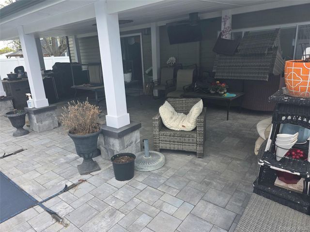 9 Torrey Pine Lane, Medford, NY 11763