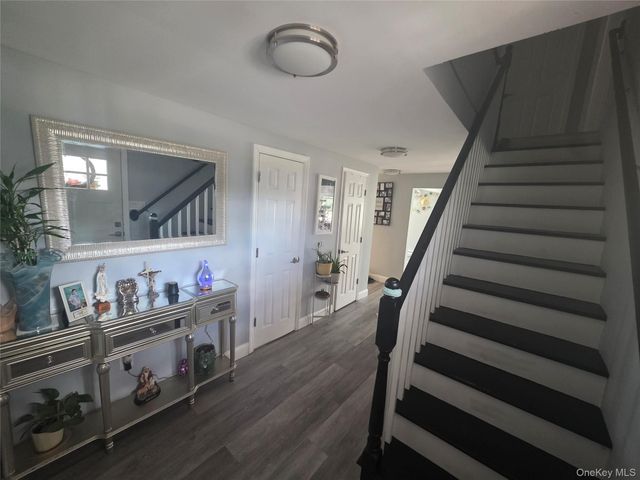 9 Torrey Pine Lane, Medford, NY 11763