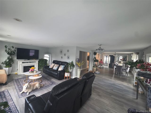 9 Torrey Pine Lane, Medford, NY 11763