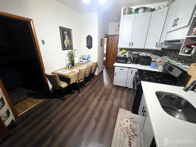 11 W 12th Street W, Linden, NJ 07036