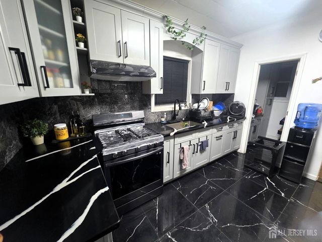 11 W 12th Street W, Linden, NJ 07036