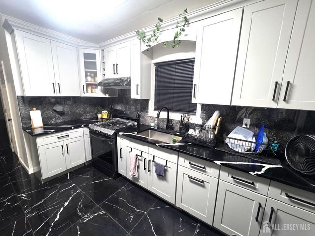 11 W 12th Street W, Linden, NJ 07036