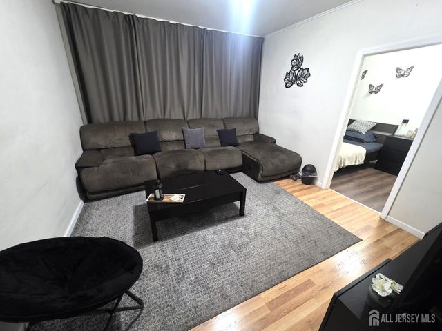 11 W 12th Street W, Linden, NJ 07036