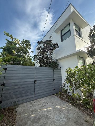 528 NE 70th Street Top, Miami, FL 33138