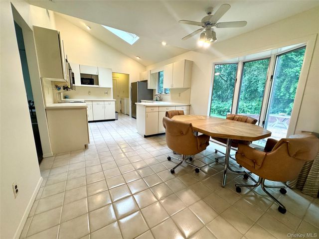 15 Stonehurst Lane, Dix Hills, NY 11746