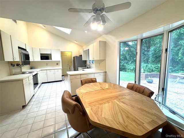 15 Stonehurst Lane, Dix Hills, NY 11746