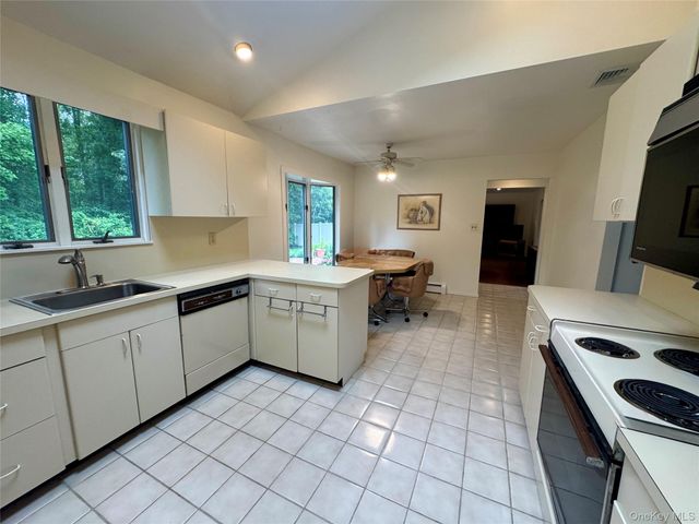 15 Stonehurst Lane, Dix Hills, NY 11746