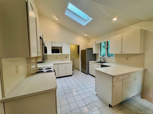 15 Stonehurst Lane, Dix Hills, NY 11746