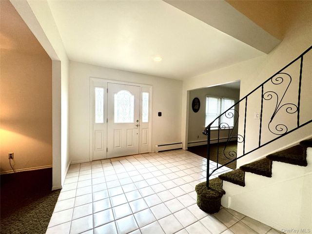 15 Stonehurst Lane, Dix Hills, NY 11746
