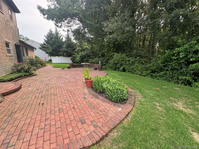 15 Stonehurst Lane, Dix Hills, NY 11746