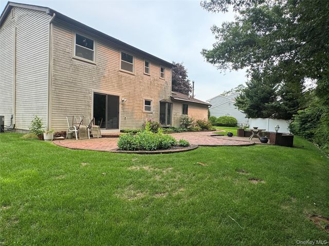 15 Stonehurst Lane, Dix Hills, NY 11746