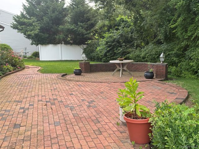 15 Stonehurst Lane, Dix Hills, NY 11746