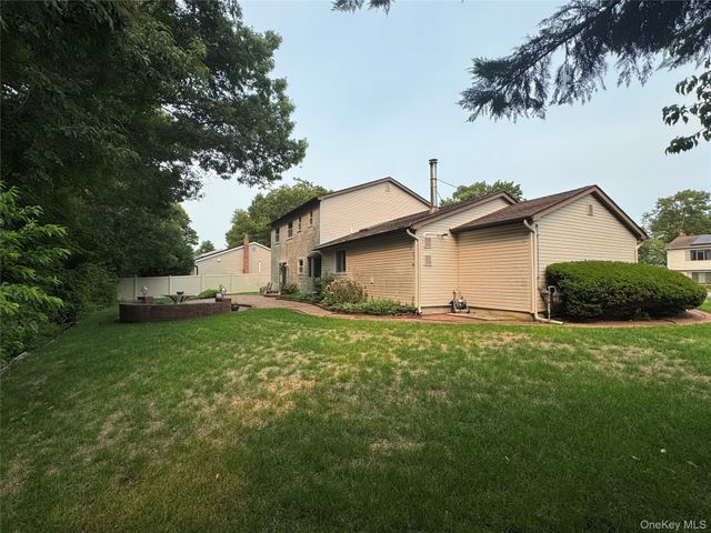 15 Stonehurst Lane, Dix Hills, NY 11746