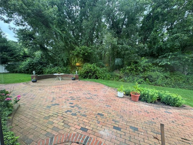 15 Stonehurst Lane, Dix Hills, NY 11746
