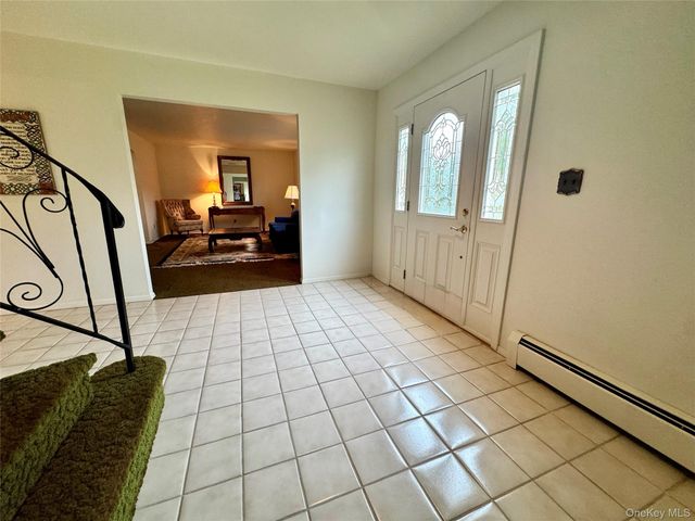 15 Stonehurst Lane, Dix Hills, NY 11746