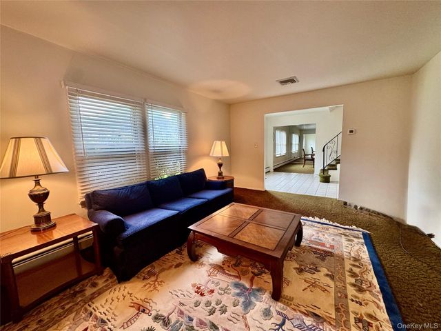 15 Stonehurst Lane, Dix Hills, NY 11746