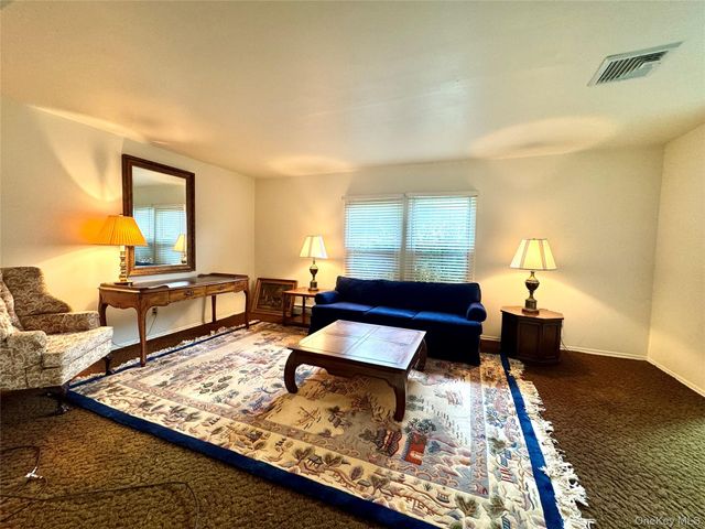 15 Stonehurst Lane, Dix Hills, NY 11746