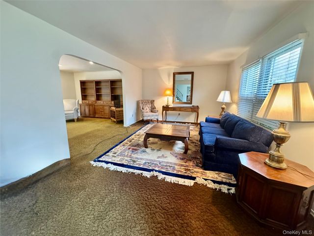 15 Stonehurst Lane, Dix Hills, NY 11746