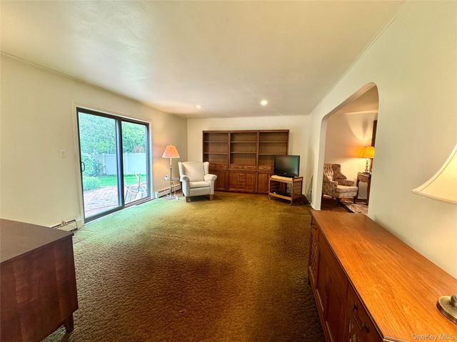 15 Stonehurst Lane, Dix Hills, NY 11746