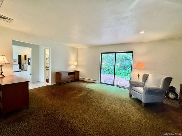 15 Stonehurst Lane, Dix Hills, NY 11746