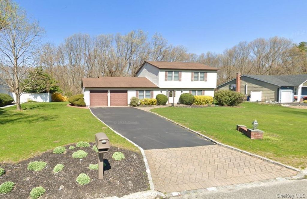 15 Stonehurst Lane, Dix Hills, NY 11746