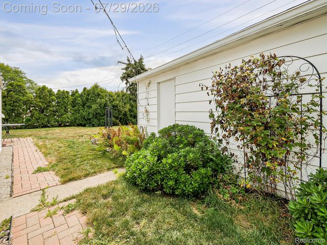 2681 Emeline Street, Trenton, MI 48183