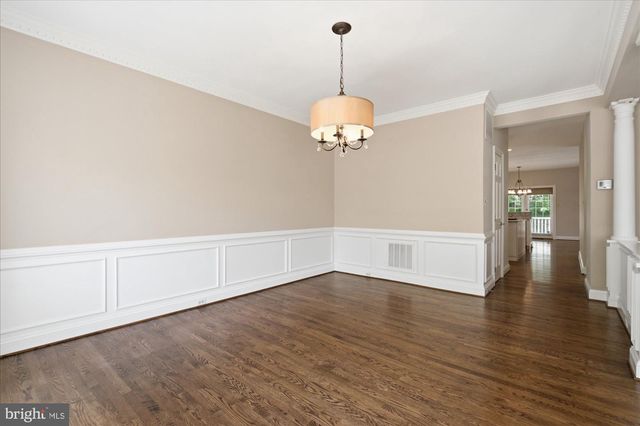 126 GRESHAM PL, Falls Church, VA 22046