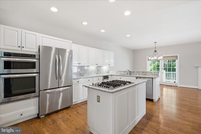 126 GRESHAM PL, Falls Church, VA 22046