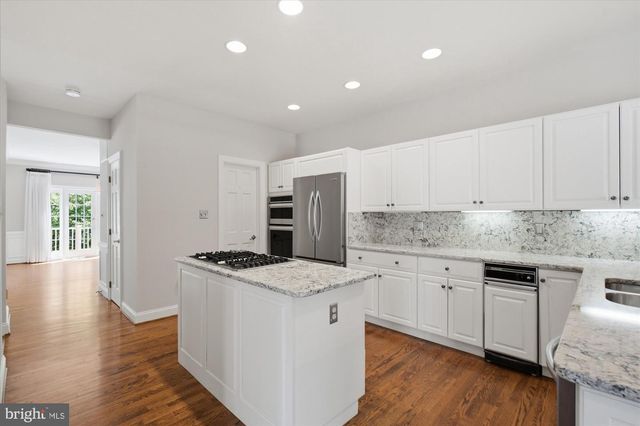 126 GRESHAM PL, Falls Church, VA 22046