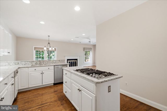 126 GRESHAM PL, Falls Church, VA 22046