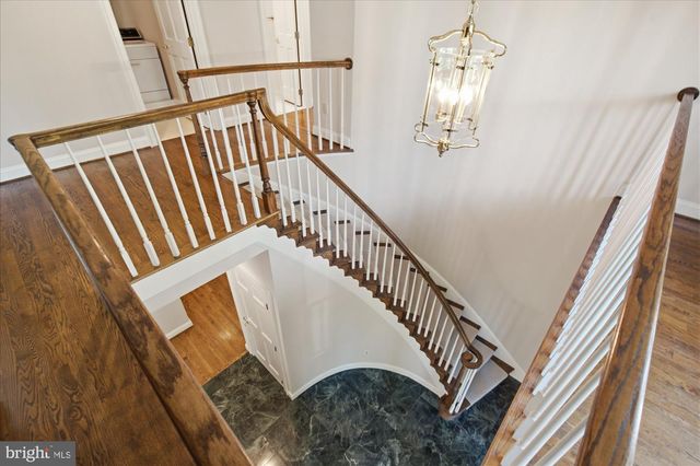 126 GRESHAM PL, Falls Church, VA 22046