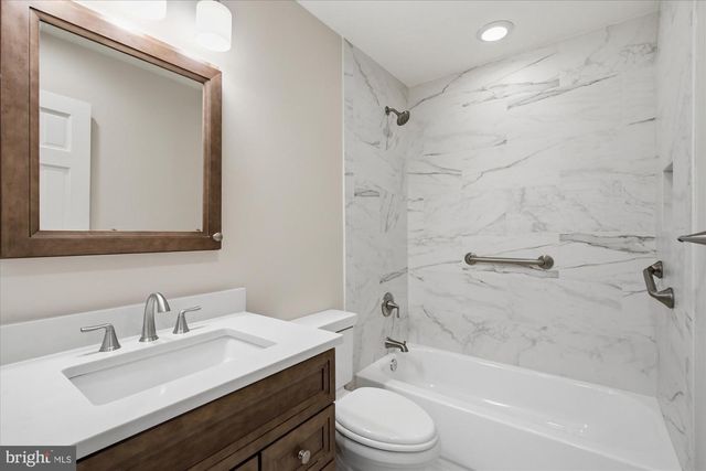 126 GRESHAM PL, Falls Church, VA 22046