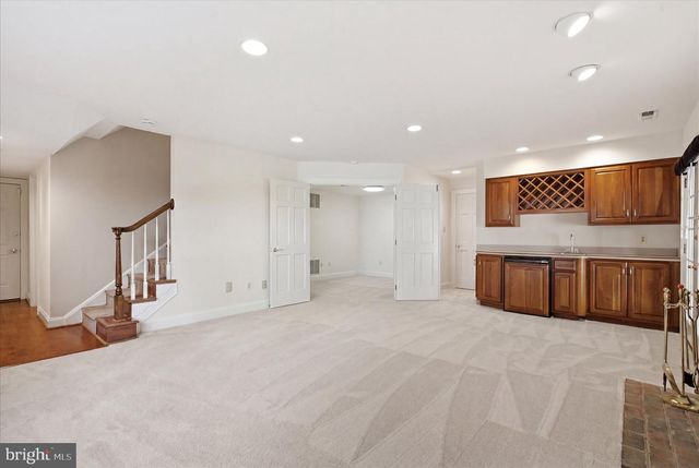 126 GRESHAM PL, Falls Church, VA 22046