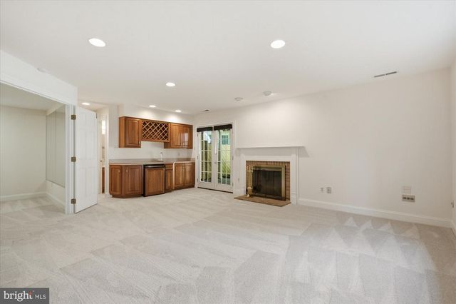 126 GRESHAM PL, Falls Church, VA 22046