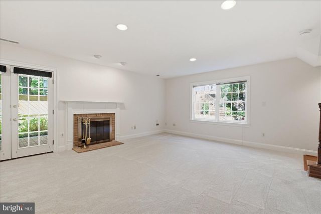 126 GRESHAM PL, Falls Church, VA 22046